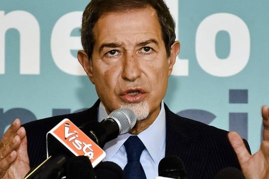 Nello Musumeci wurde neben Berlusconis Forza Italia auch von der ausländerfeindlichen Lega Nord und der Rechtspartei Fratelli d'Italia unterstützt.