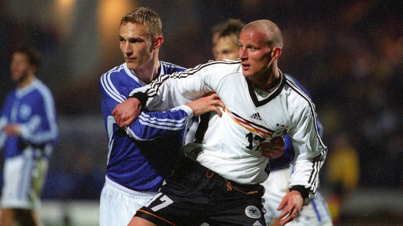 Jancker 1999 im Deutschland-Trikot im Duell mit Finnlands Sami Hyypiä.