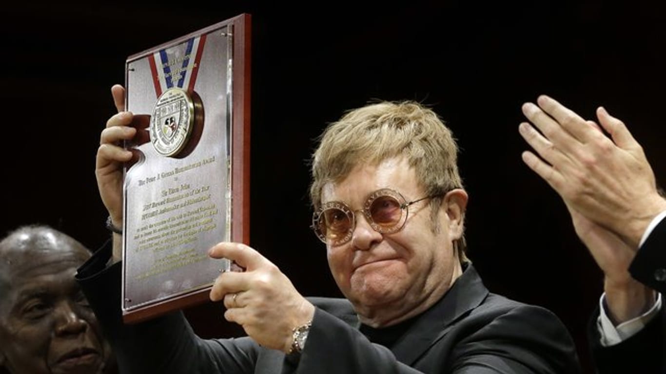 Elton John wurde für sein humanitäres Engagement geehrt.