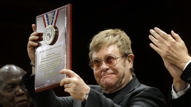 Elton John wurde für sein humanitäres Engagement geehrt.
