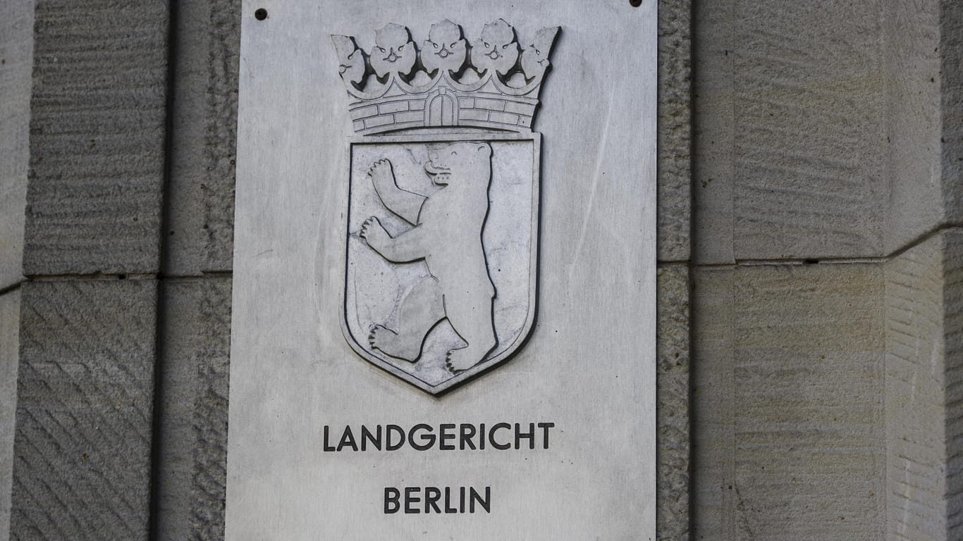 Schild mit Berliner Wappen und der Aufschrift "Berliner Landgericht"