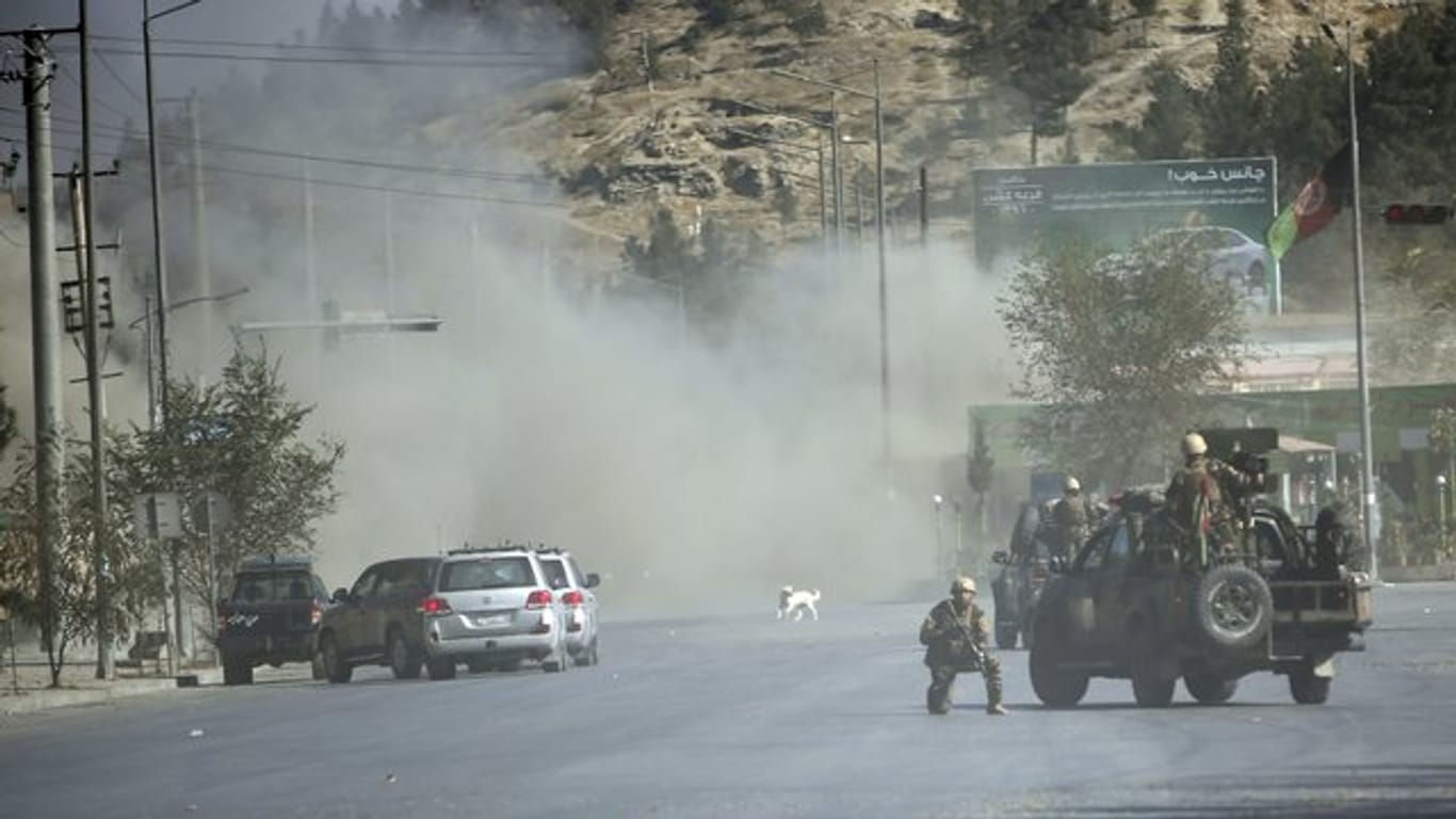Afghanische Soldaten liefern sich in Kabul Gefechte mit der Terrormiliz IS.