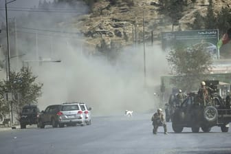 Afghanische Soldaten liefern sich in Kabul Gefechte mit der Terrormiliz IS.