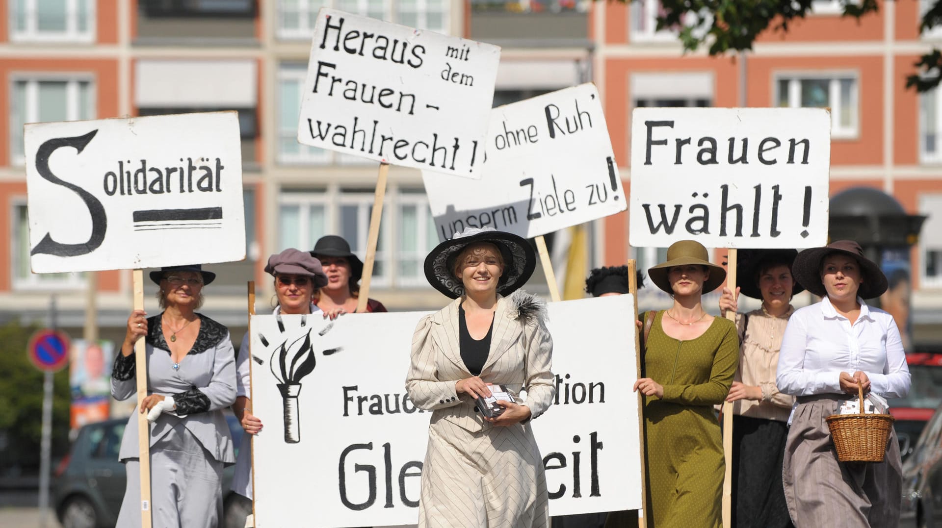 Mit Plakaten und in historischen Gewändern gingen Mitglieder der Arbeitsgemeinschaft Sozialdemokratischer Frauen 2009 durch Dresden.