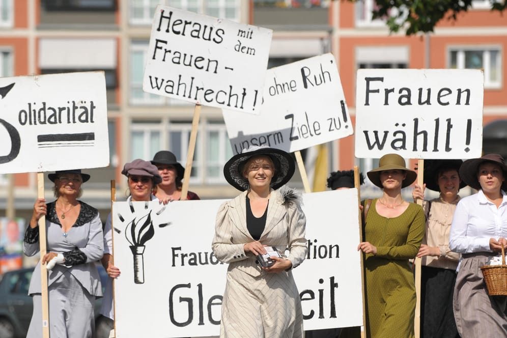 Mit Plakaten und in historischen Gewändern gingen Mitglieder der Arbeitsgemeinschaft Sozialdemokratischer Frauen 2009 durch Dresden.