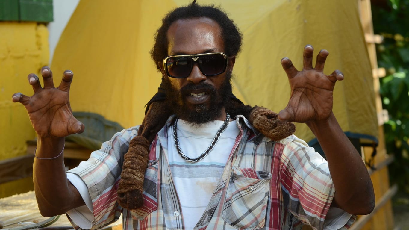 Der Reggaemusiker und Rastafari Kyng Sharlo steht in Negril (Jamaika) in seinen «Rastarant».