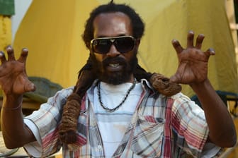 Der Reggaemusiker und Rastafari Kyng Sharlo steht in Negril (Jamaika) in seinen «Rastarant».