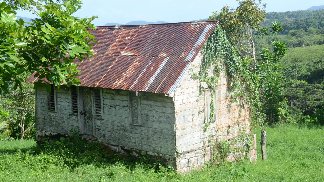 Ein von deutschen Einwanderern im 19. Jahrhundert gebautes Haus steht verlassen in der jamaikanischen Gemeinde Seaford Town oberhalb eines kleinen Flusses. Seaford Town wurde von deutschen Auswanderern gegründet.