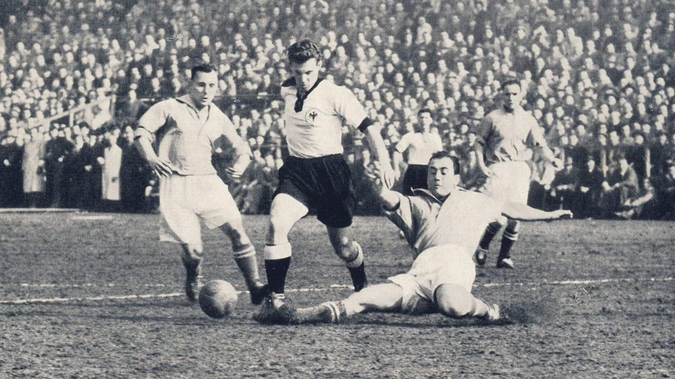 Hans Schäfer (M.) gewann 1954 den Titel mit der deutschen Nationalmannschaft.