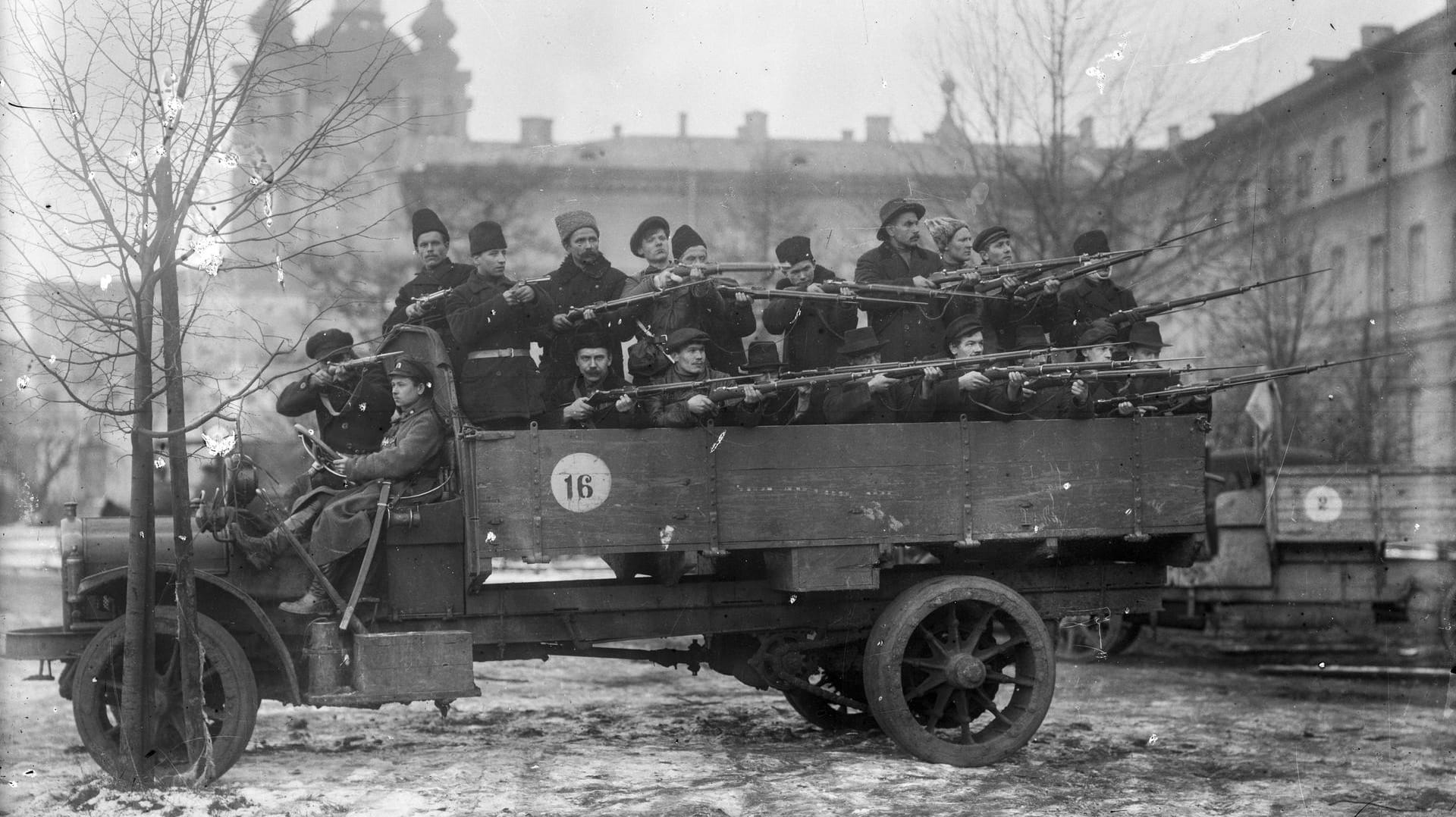 Am 7. November 1917 westlicher Zeitrechnung übernahm der Bolschewistenführer Lenin in der sogenannten Oktoberrevolution die Macht in St. Petersburg die Macht.