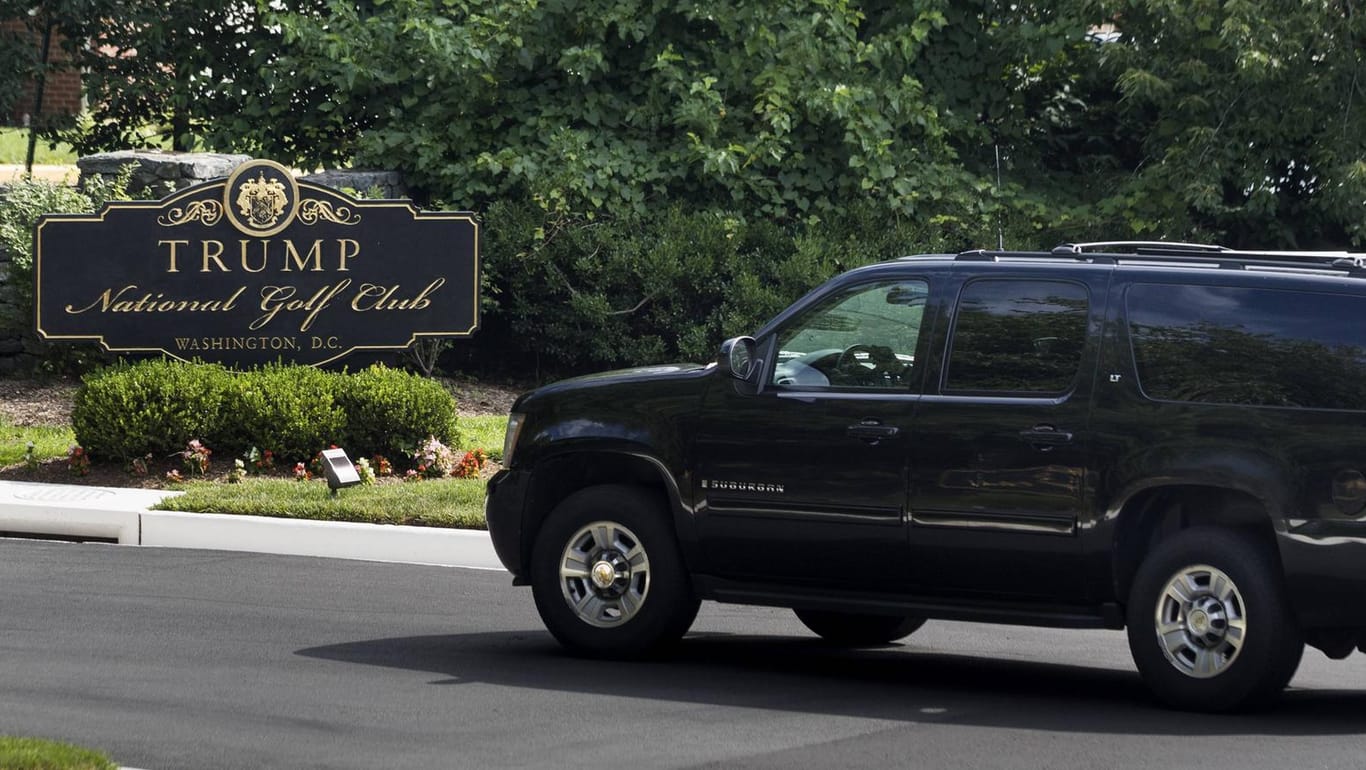 US-Präsident Trump auf dem Weg zu seinem Golfclub in Sterlin/Virginia: Auf dem Rückweg von dort zeigte ihm Juli Briskman den Finger.