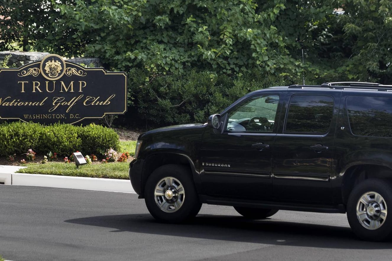 US-Präsident Trump auf dem Weg zu seinem Golfclub in Sterlin/Virginia: Auf dem Rückweg von dort zeigte ihm Juli Briskman den Finger.