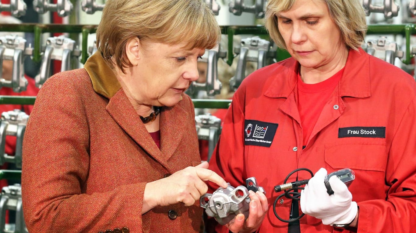 Angela Merkel (l), Mitarbeiterin eines Automobil-Zulieferers: Leitbild Bremse.