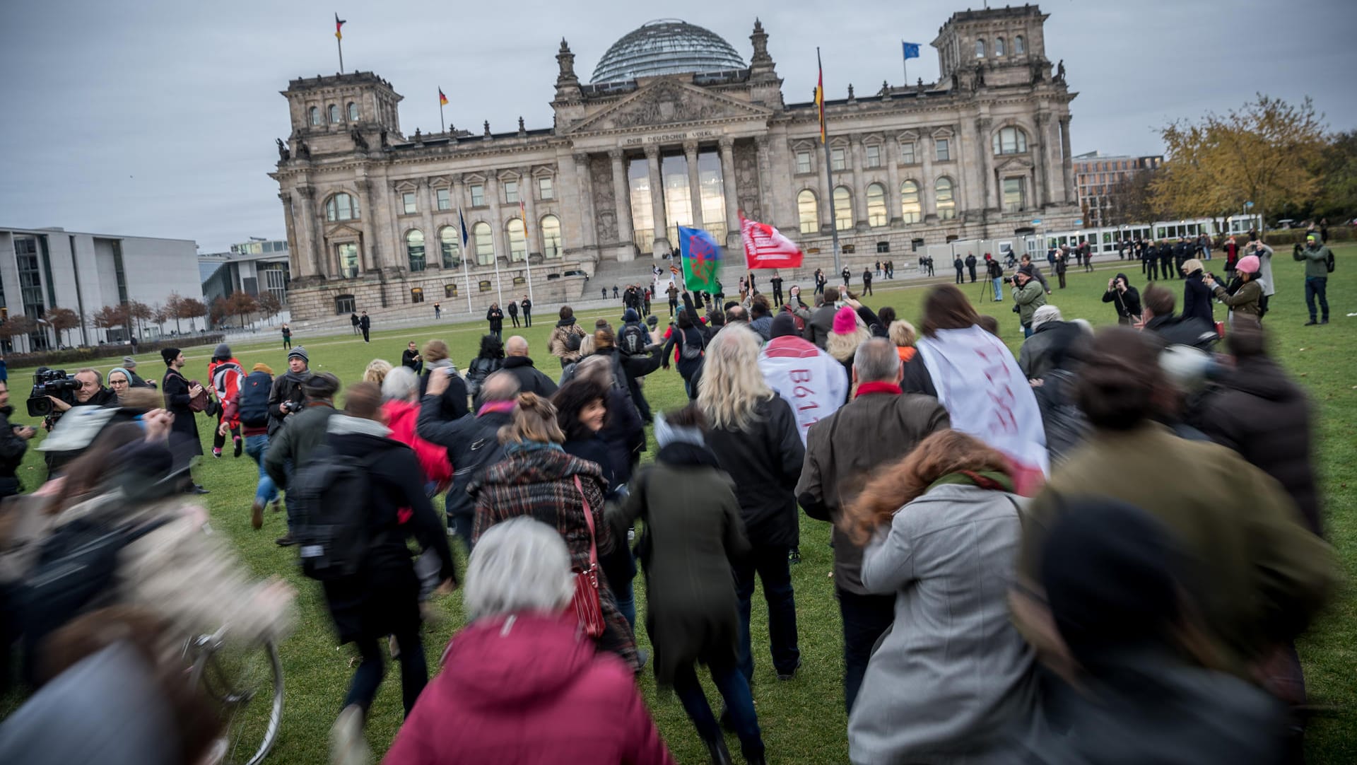 Der Schweizer Theatermacher Milo Rau ließ am Dienstag den Berliner Reichstag "stürmen".