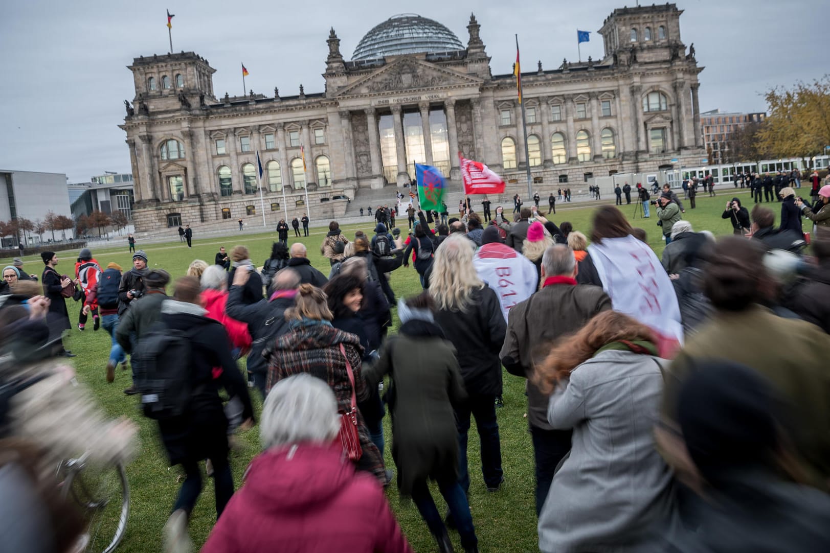 Der Schweizer Theatermacher Milo Rau ließ am Dienstag den Berliner Reichstag "stürmen".