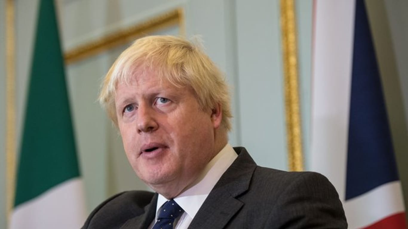 Der britische Außenminister Boris Johnson ist wegen einer Äußerung zu einer im Iran inhaftierten Britin heftig unter Beschuss geraten.