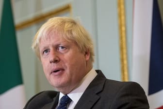 Der britische Außenminister Boris Johnson ist wegen einer Äußerung zu einer im Iran inhaftierten Britin heftig unter Beschuss geraten.