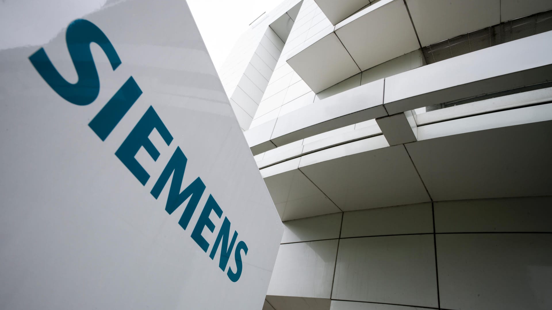 Der Großkonzern Siemens plant im Zuge der fallenden Nachfrage für Gasturbinen und des Aufschwung der erneuerbaren Energien erhebliche Umstrukturierungen.