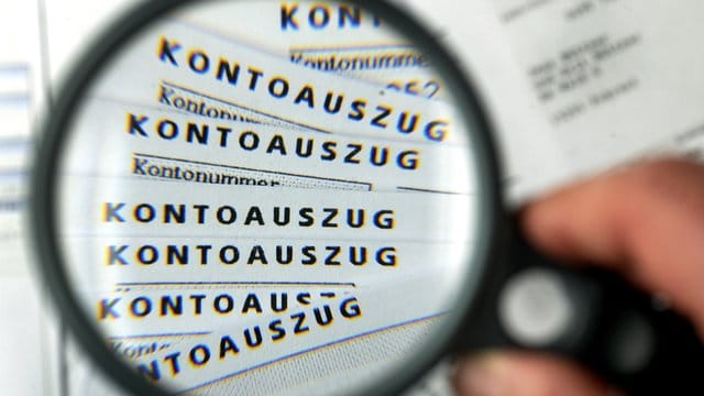 Heben Kinder mit einer Bankvollmacht hohe Beträge vom Konto eines Elternteils ab, müssen sie sich nicht immer rechtfertigen. Heben Kinder mit einer Bankvollmacht hohe Beträge vom Konto eines Elternteils ab, müssen sie sich nicht immer rechtfertigen.