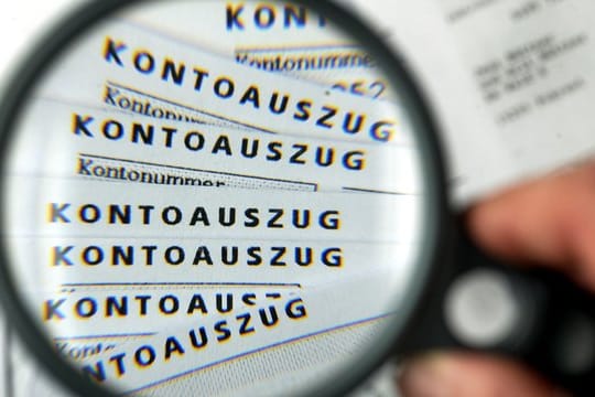 Heben Kinder mit einer Bankvollmacht hohe Beträge vom Konto eines Elternteils ab, müssen sie sich nicht immer rechtfertigen. Heben Kinder mit einer Bankvollmacht hohe Beträge vom Konto eines Elternteils ab, müssen sie sich nicht immer rechtfertigen.