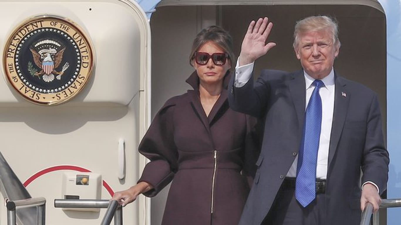 US-Präsident Donald Trump und seine Frau, First Lady Melania Trump, steigen in Pyeongtaek, Südkorea, auf dem Osan Luftwaffenstützpunkt, aus der Air Force One.