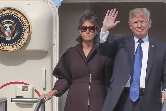 US-Präsident Donald Trump und seine Frau, First Lady Melania Trump, steigen in Pyeongtaek, Südkorea, auf dem Osan Luftwaffenstützpunkt, aus der Air Force One.