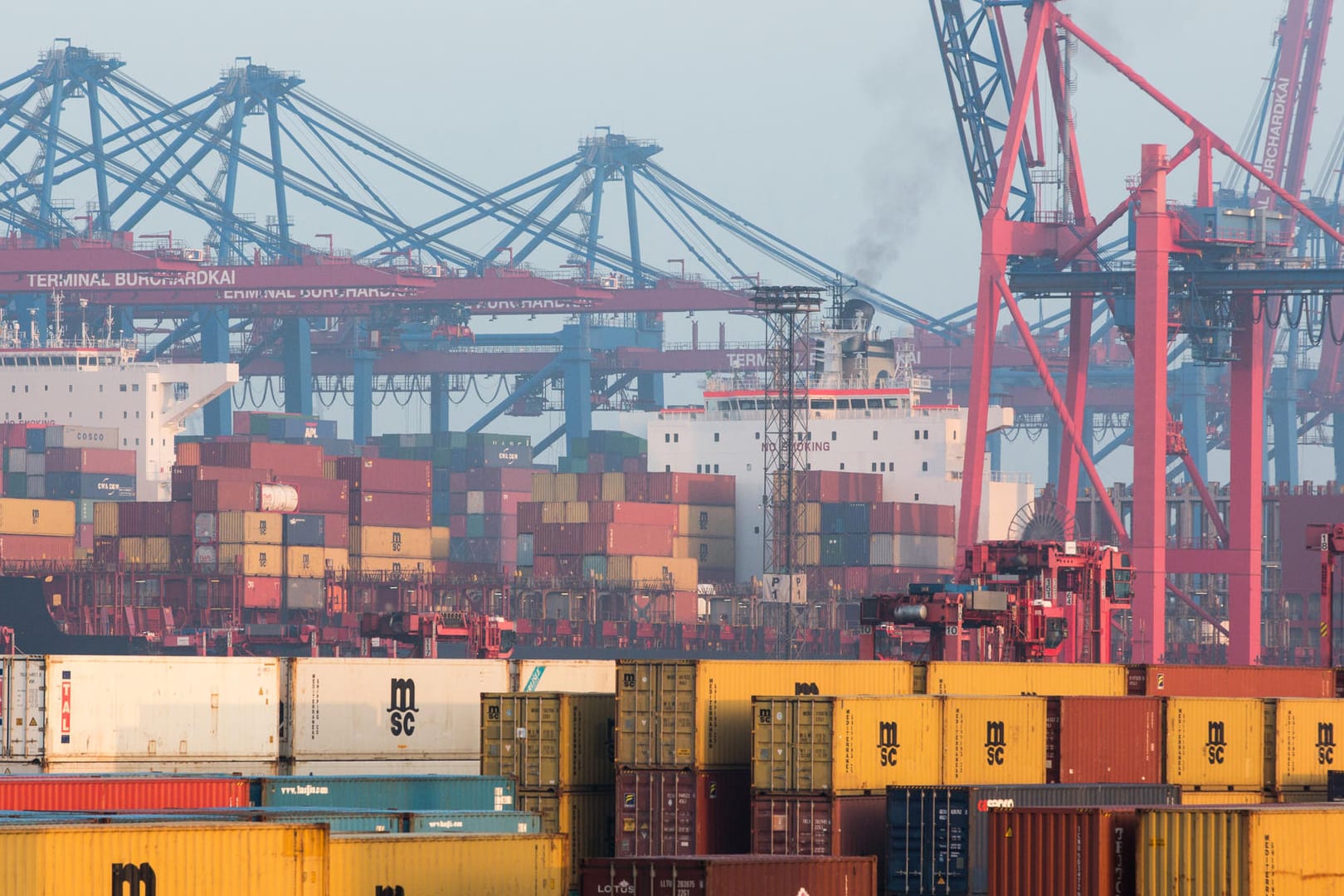 Container im Hamburger Hafen Container im Hamburger Hafen