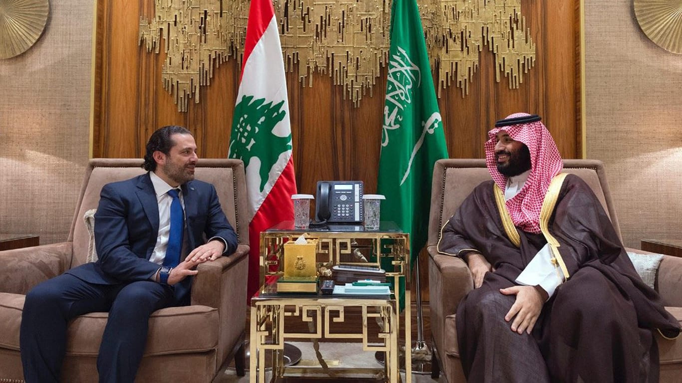 Der saudische Kronprinzen Mohammed bin Salman (r) und der libanesische Ministerpräsident Saad Hariri in Riad (Saudi-Arabien): Der staatlichen Nachrichtenagentur NNA zufolge hielt Hariri seine Rücktrittsansprache nicht in Beirut, sondern bei einem Besuch in Saudi-Arabien.