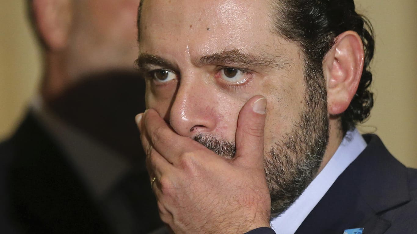 Der ehemalige libanesische Ministerpräsident Saad Hariri wischt sich in Beirut (Libanon) übers Gesicht: Hariri ist zurückgetreten. In einer TV-Ansprache verkündete er seine Entscheidung und beschuldigte die Schiitenmiliz Hisbollah sowie den Iran, Unruhen in der Region zu schüren.