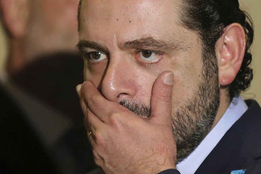 Der ehemalige libanesische Ministerpräsident Saad Hariri wischt sich in Beirut (Libanon) übers Gesicht: Hariri ist zurückgetreten. In einer TV-Ansprache verkündete er seine Entscheidung und beschuldigte die Schiitenmiliz Hisbollah sowie den Iran, Unruhen in der Region zu schüren.