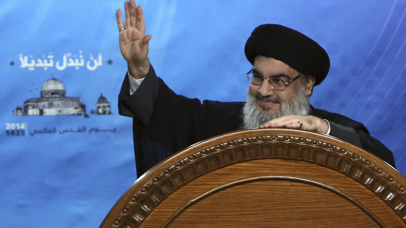 Der Hisbollah-Chef Hassan Nasrallah während einer Kundgebung, bei der er den Jerusalem- oder Al-Quds-Tag ausruft: Nasrallah bezeichnete den Rücktritt des libanesischen Ministerpräsidenten am Sonntagabend als "saudische Entscheidung".