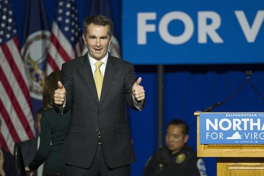 Der Gewinner der Gouverneurswahlen im US-Staat Virginia, Ralph Northam, freut sich über das Ergebnis.