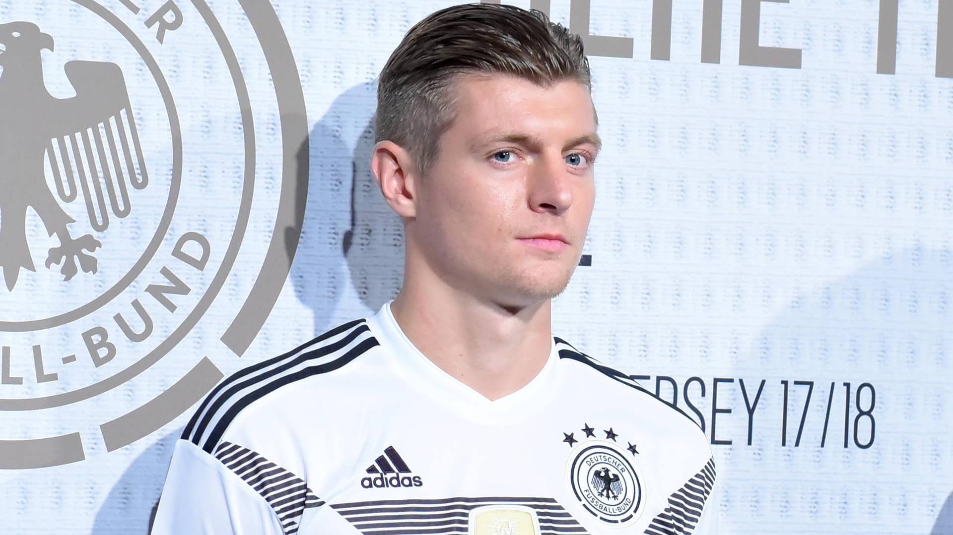 Toni Kroos im neuen WM-Trikot der deutschen Nationalelf.