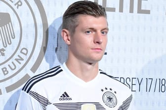 Toni Kroos im neuen WM-Trikot der deutschen Nationalelf.