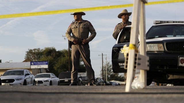 Polizisten am Tatort des Kirchenmassakers in Sutherland Springs.
