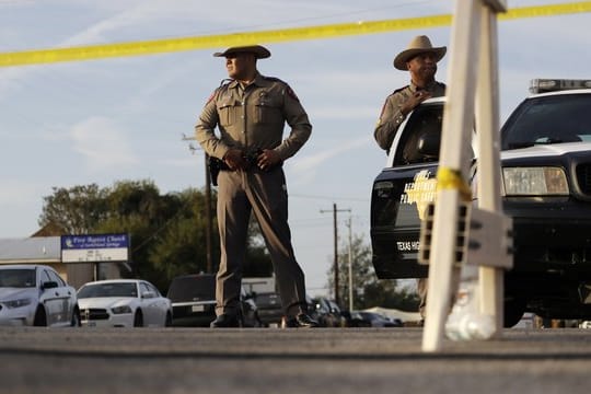 Polizisten am Tatort des Kirchenmassakers in Sutherland Springs.