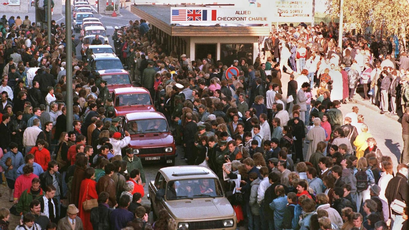 Eine Fahrzeugkolonne am 10. November 1989 in Richtung West-Berlin vorbei am Checkpoint Charlie