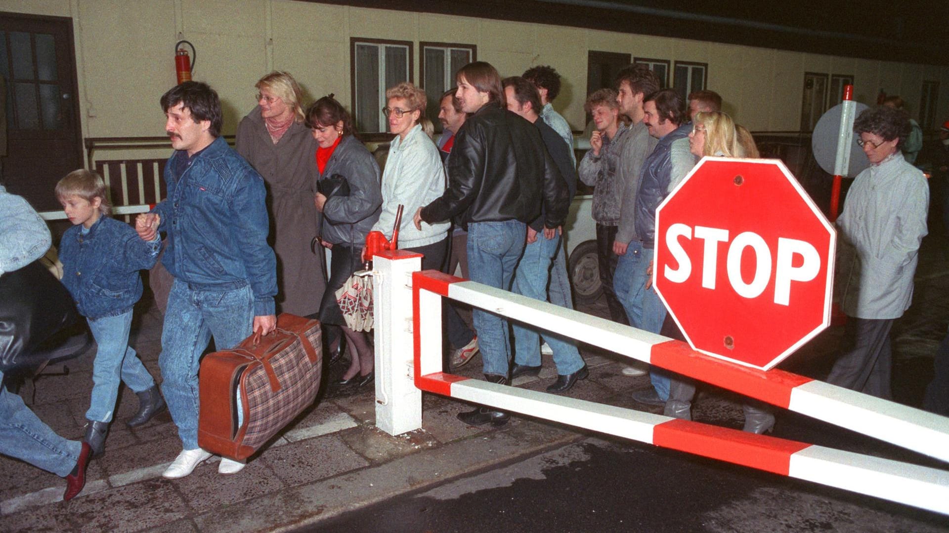 Ost-Berliner haben in der Nacht vom 9. auf den 10. November 1989 ihre Sachen gepackt und sind so schnell es ging nach West-Berlin