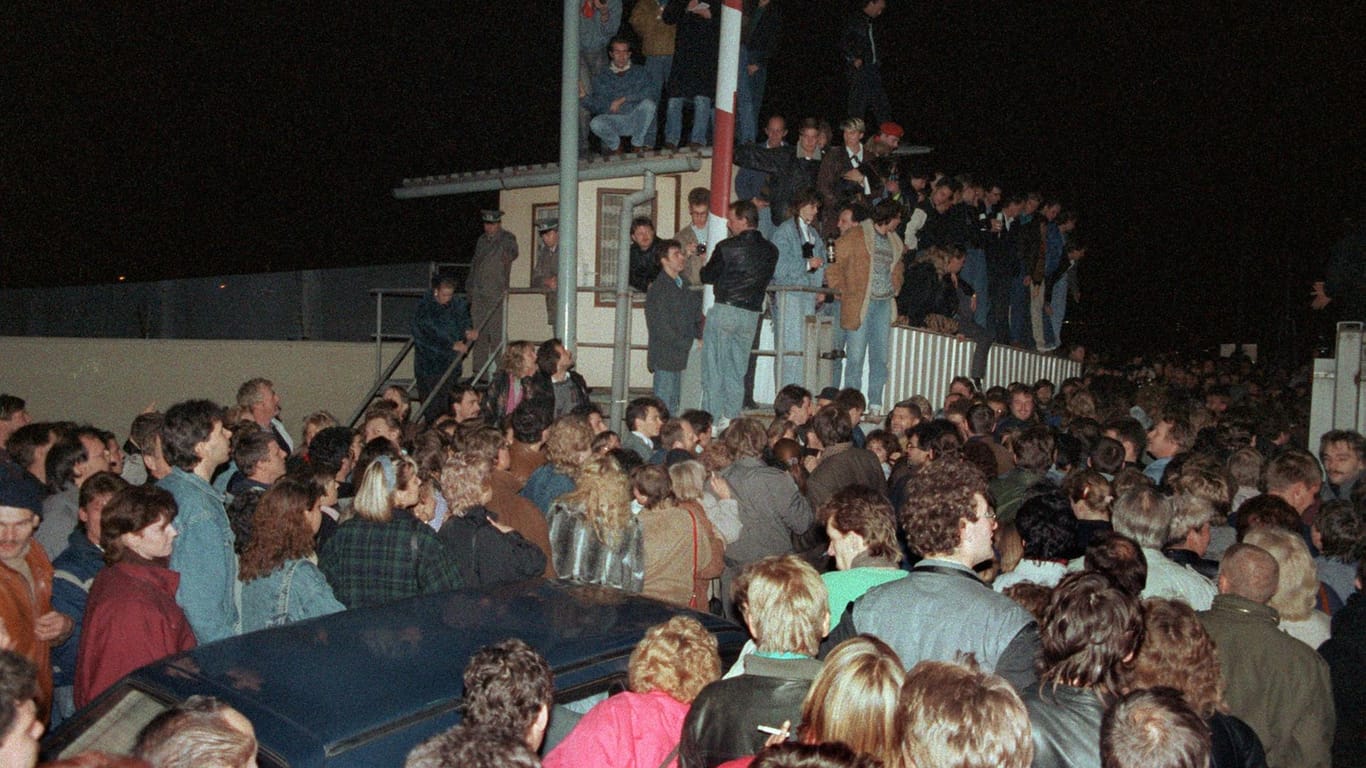 Aus Angst, dass die Grenzen doch wieder geschlossen würde, strömten die Menschen aus Ost-Berlin in der Nacht zum 10. November 1989 nach West-Berlin