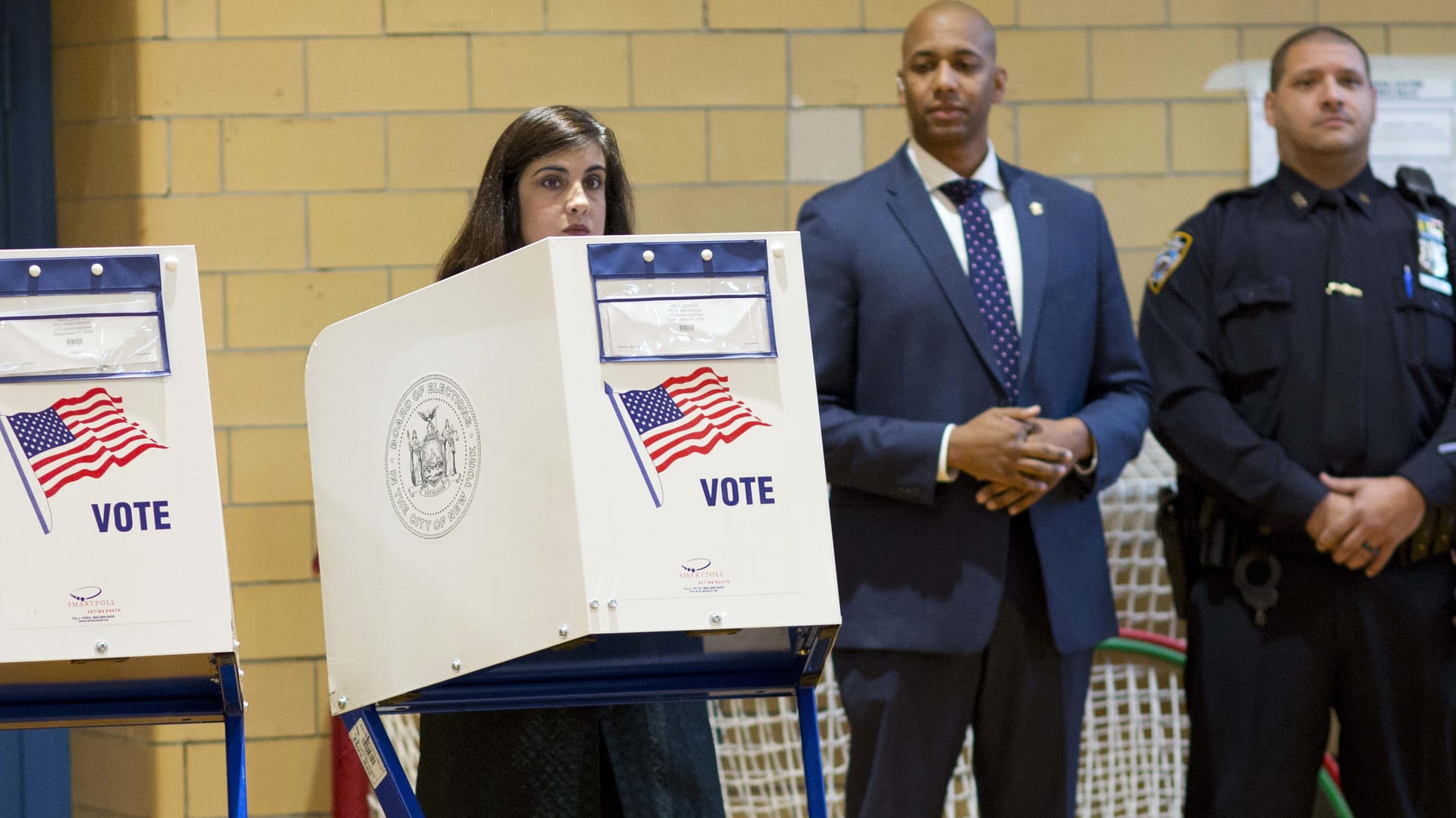 Die republikanische Bürgermeisterkandidatin für New York, Nicole Malliotakis, gibt ihre Stimme ab. Eine Woche nach dem Terroranschlag in New York wählt die Millionenmetropole einen neuen Bürgermeister. Rund 4,3 Millionen Bürger waren dazu aufgerufen, ihre Stimme abzugeben. Die republikanische Bürgermeisterkandidatin für New York, Nicole Malliotakis, gibt ihre Stimme ab. Eine Woche nach dem Terroranschlag in New York wählt die Millionenmetropole einen neuen Bürgermeister. Rund 4,3 Millionen Bürger waren dazu aufgerufen, ihre Stimme abzugeben.