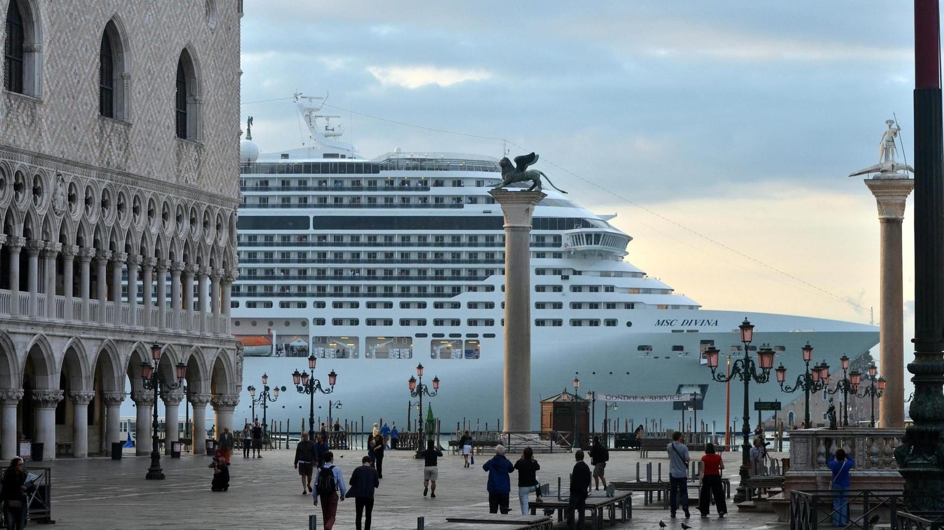 Kreuzfahrtkoloss in Venedig