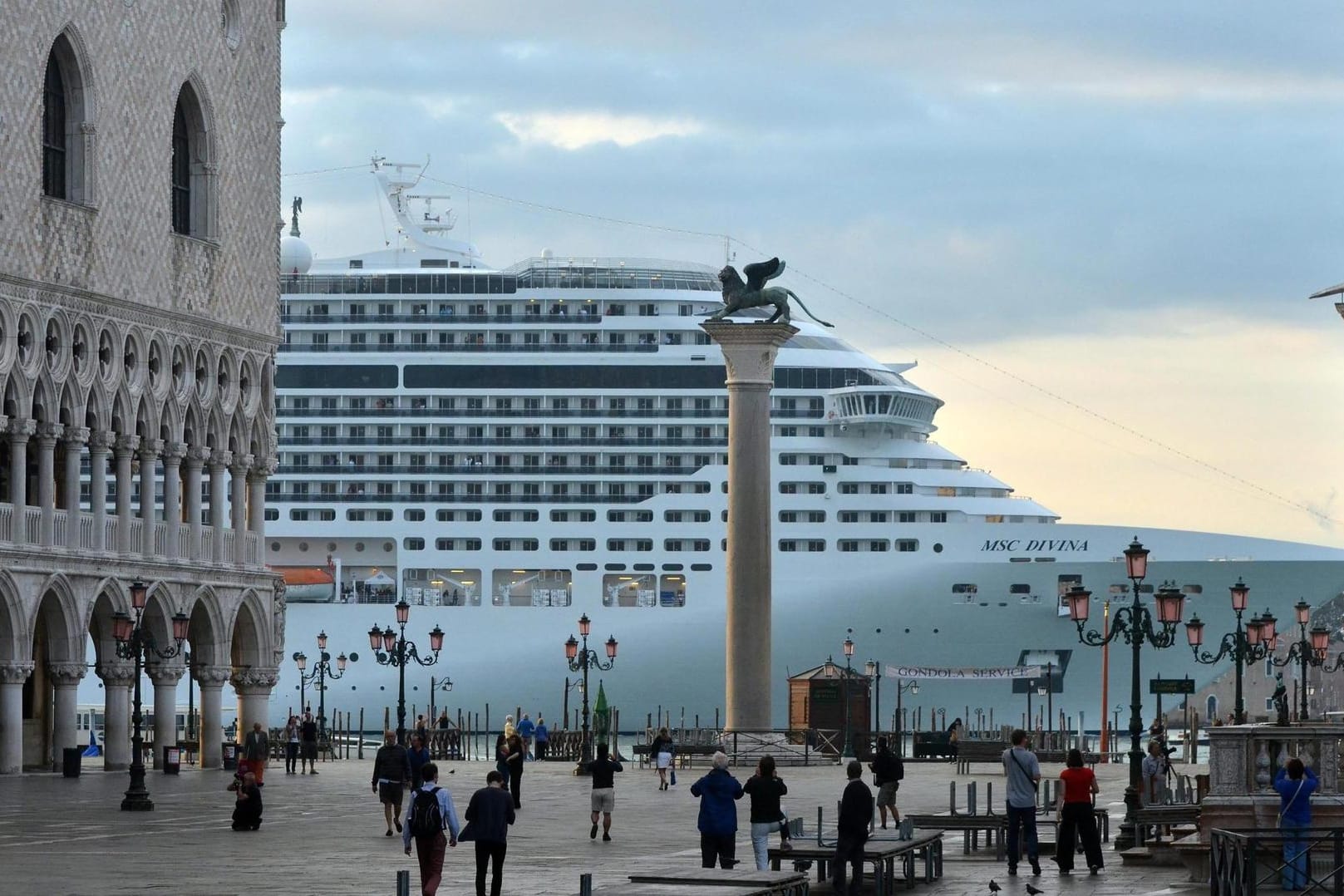 Kreuzfahrtkoloss in Venedig