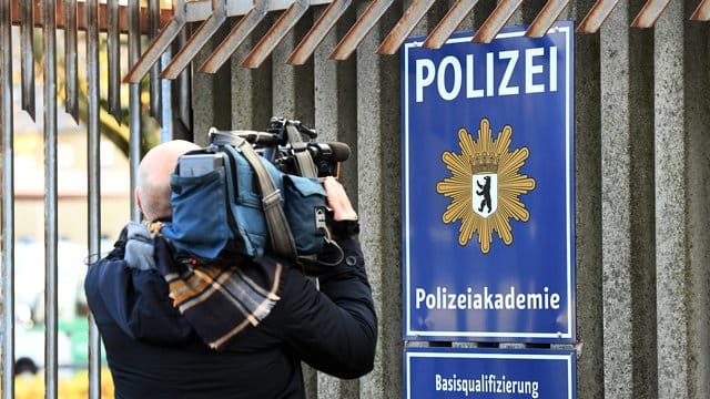Ein Kameramann am Eingang der Berliner Polizeiakademie.