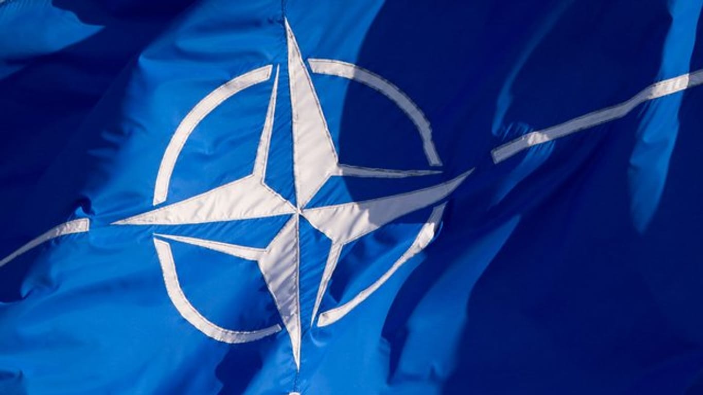Eine Flagge der Nato weht in Brüssel im Wind.