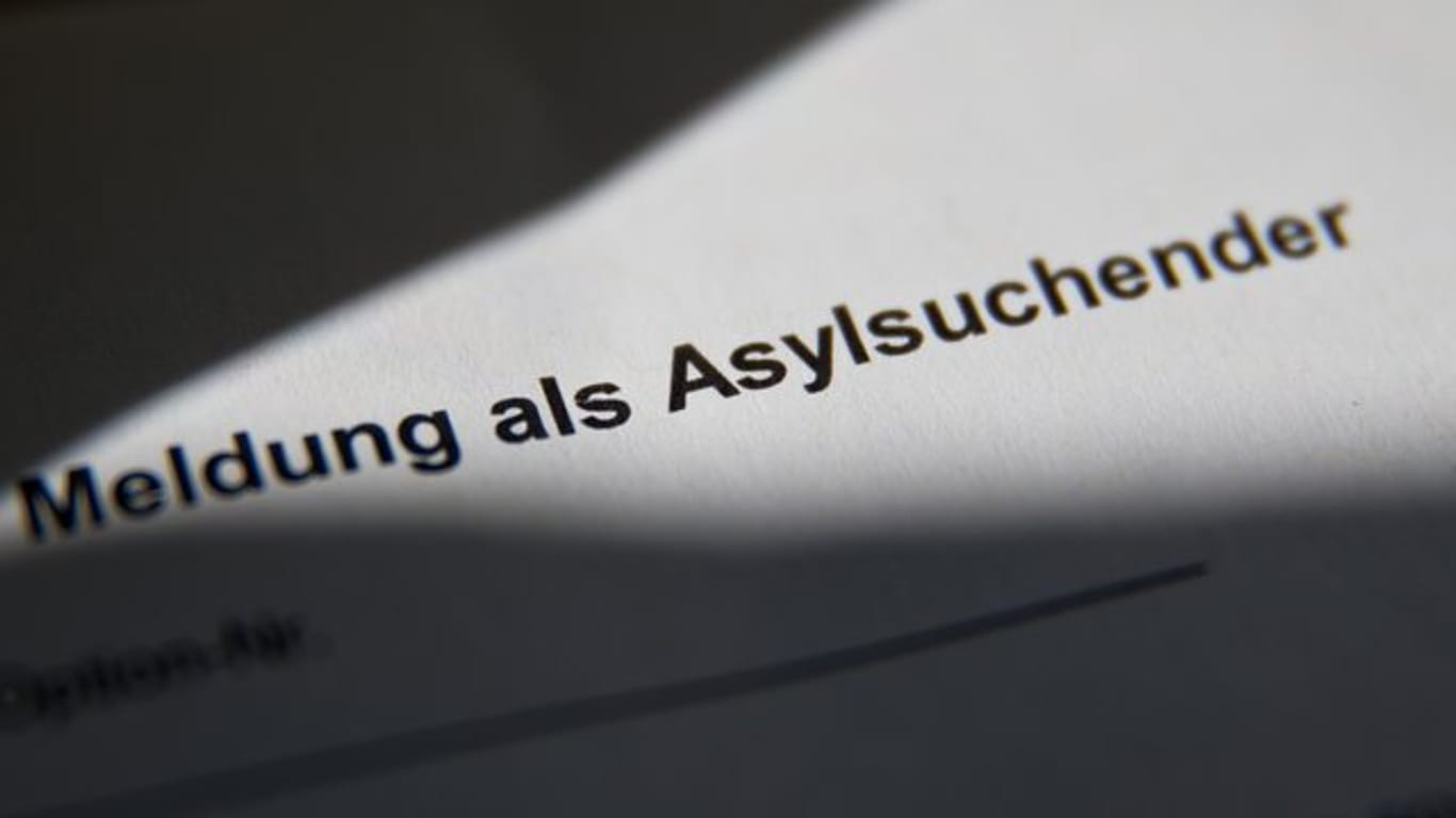 Der Justizminister von Nordrhein-Westfalen möchte Falschangaben von Asylbewerbern unter Strafe gestellt sehen.