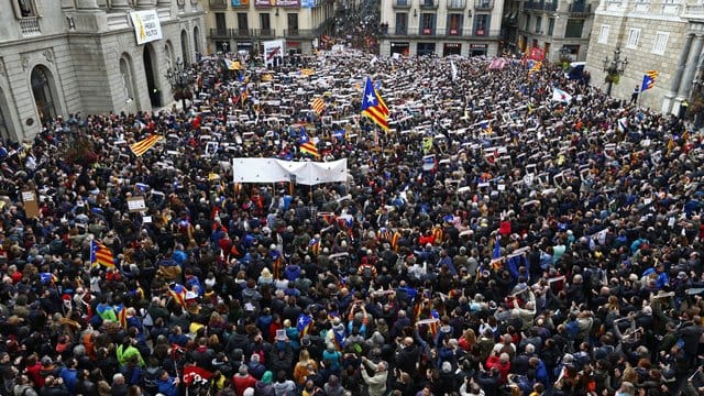 Tausende Demonstranten versammeln sich in Barcelona anlässlich eines Generalstreiks vor dem Sitz der abgesetzten katalanischen Regionalregierung. Tausende Demonstranten versammeln sich in Barcelona anlässlich eines Generalstreiks vor dem Sitz der abgesetzten katalanischen Regionalregierung.