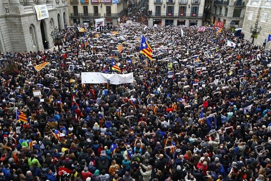 Tausende Demonstranten versammeln sich in Barcelona anlässlich eines Generalstreiks vor dem Sitz der abgesetzten katalanischen Regionalregierung.