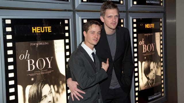 Schauspieler Tom Schilling (l) und Regisseur Jan Ole Gerster bei der Premiere von "Oh Boy" in Berlin.