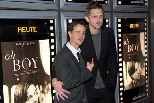 Schauspieler Tom Schilling (l) und Regisseur Jan Ole Gerster bei der Premiere von "Oh Boy" in Berlin.