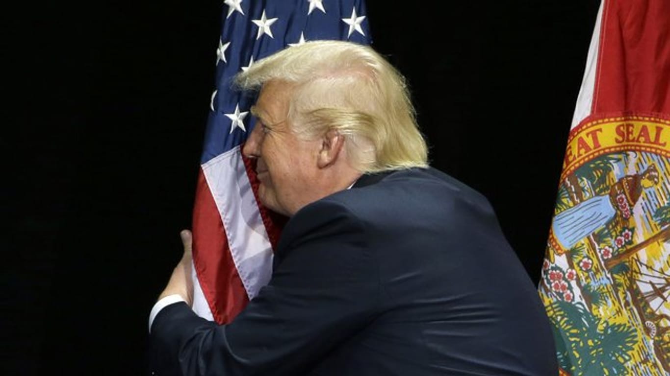 Er liebt die Flagge: Donald Trump bei einer Wahlkampfveranstaltung.